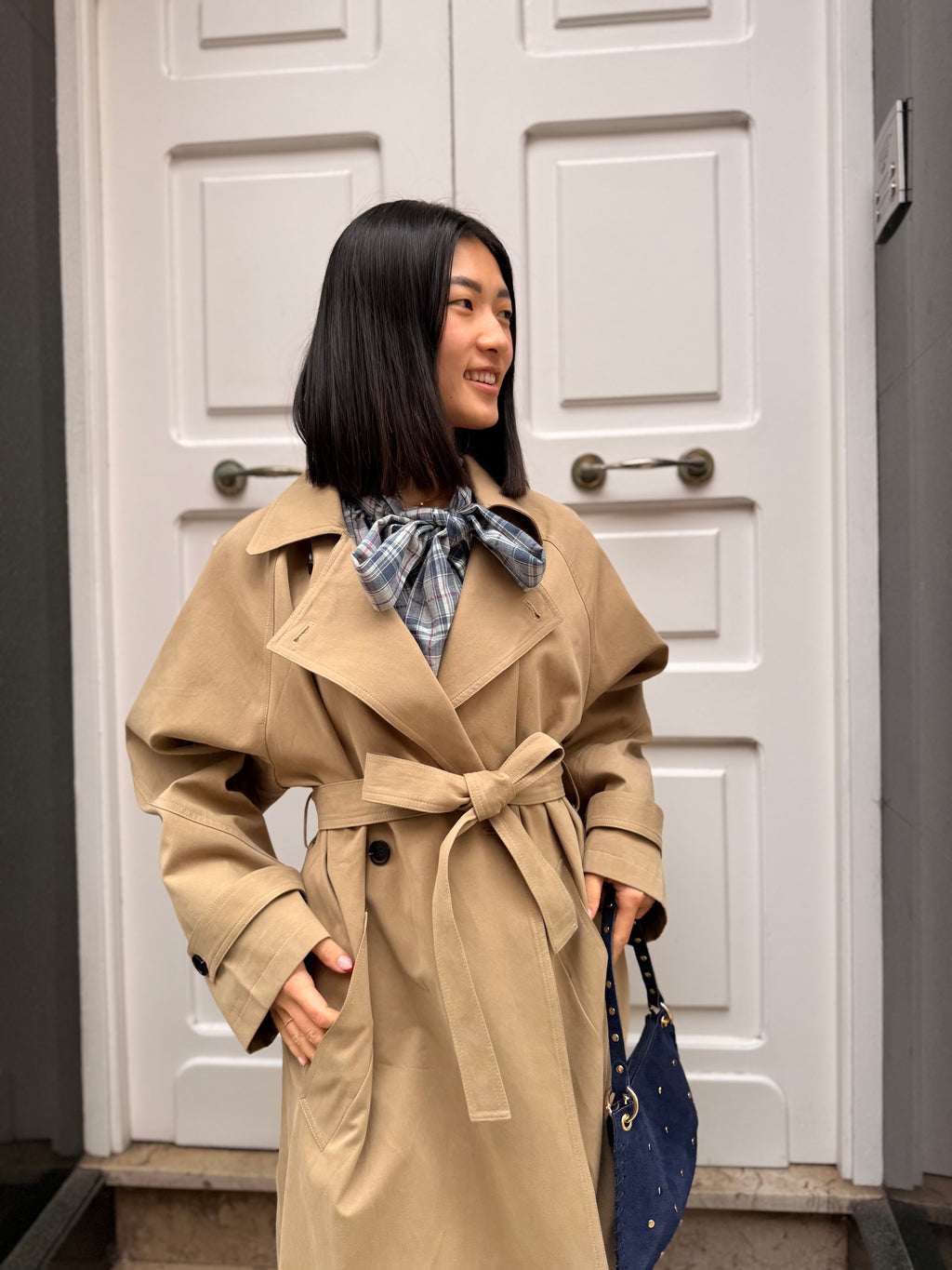 Trench Oversize y pañuelo